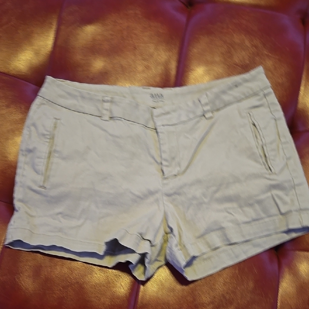 a.n.a Cream Bermudas with Cuffed Legs and Lightweight Fabric